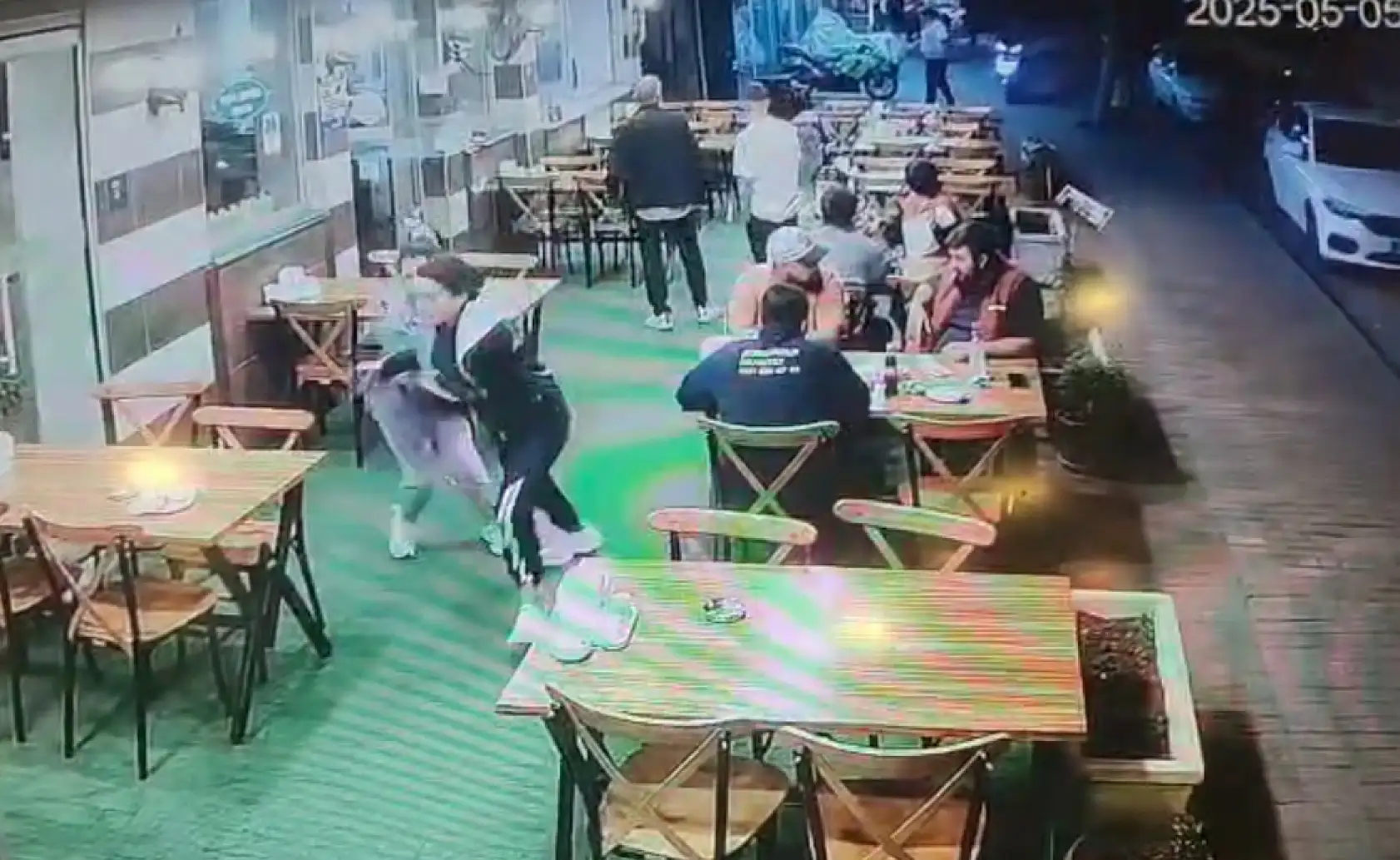 Pompalı saldırı! Herkes kaçtı, onlar izledi