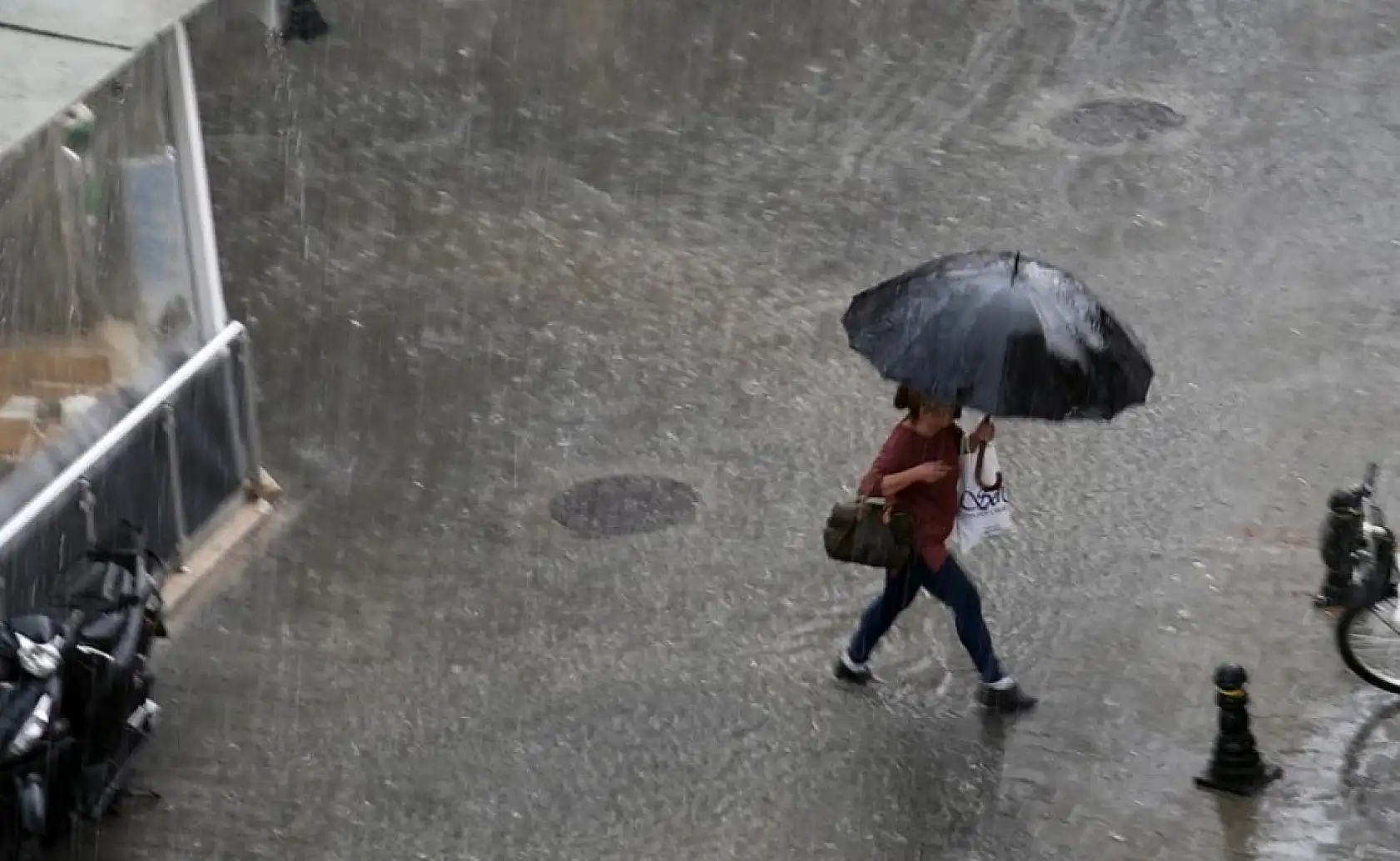 Muğla'da beklenen yağış erken geldi, vatandaşlar hazırlıksız yakalandı