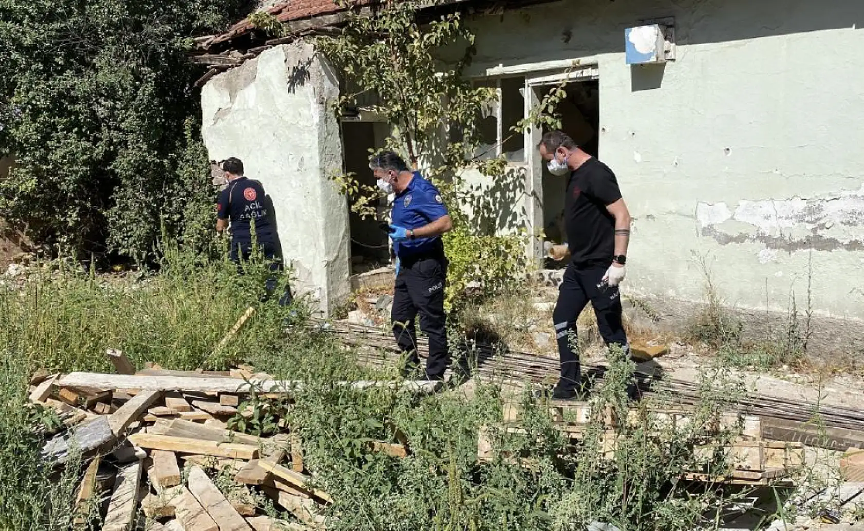 Çocuklar metruk evde ceset buldu