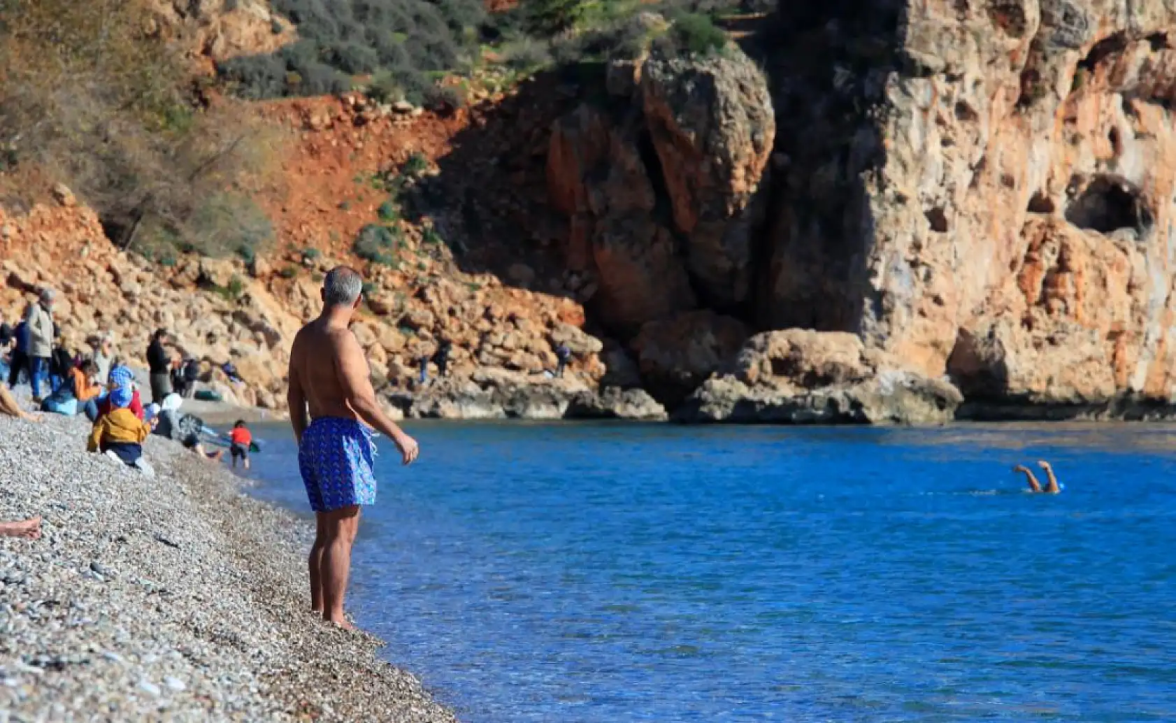 Türkiye karla mücadele ederken Antalya'da deniz sefası