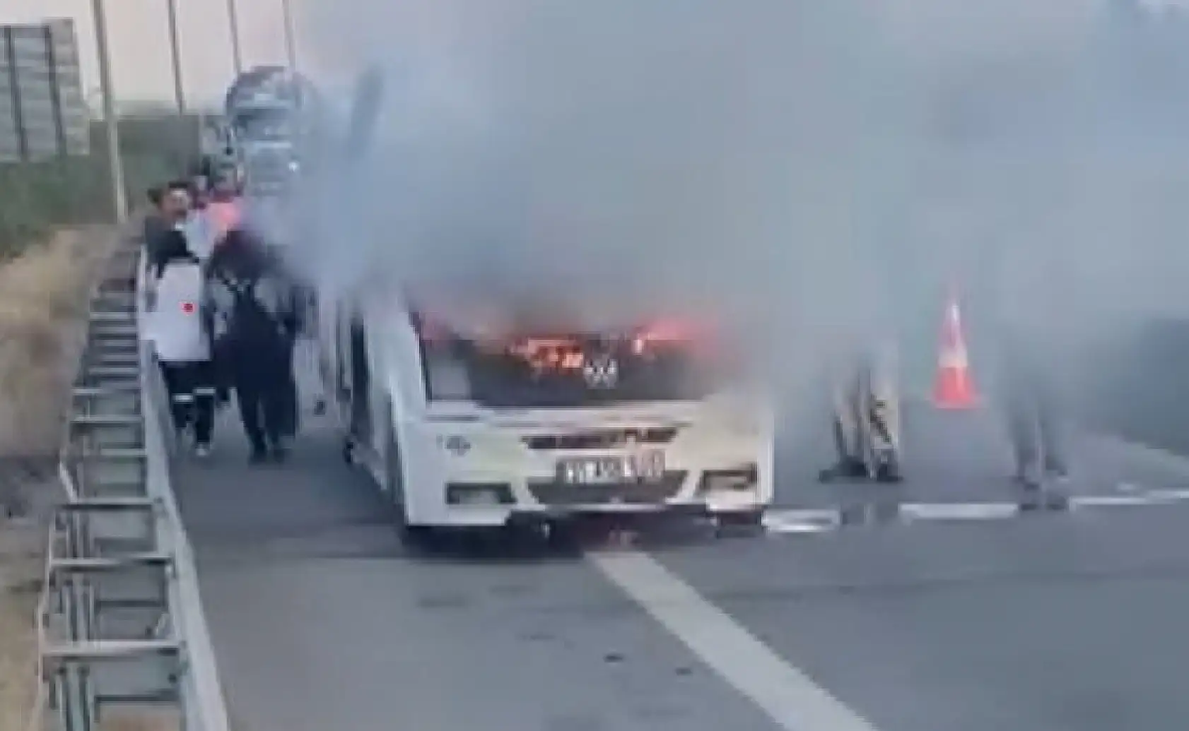 Seyir halindeki minibüs alevlere teslim oldu