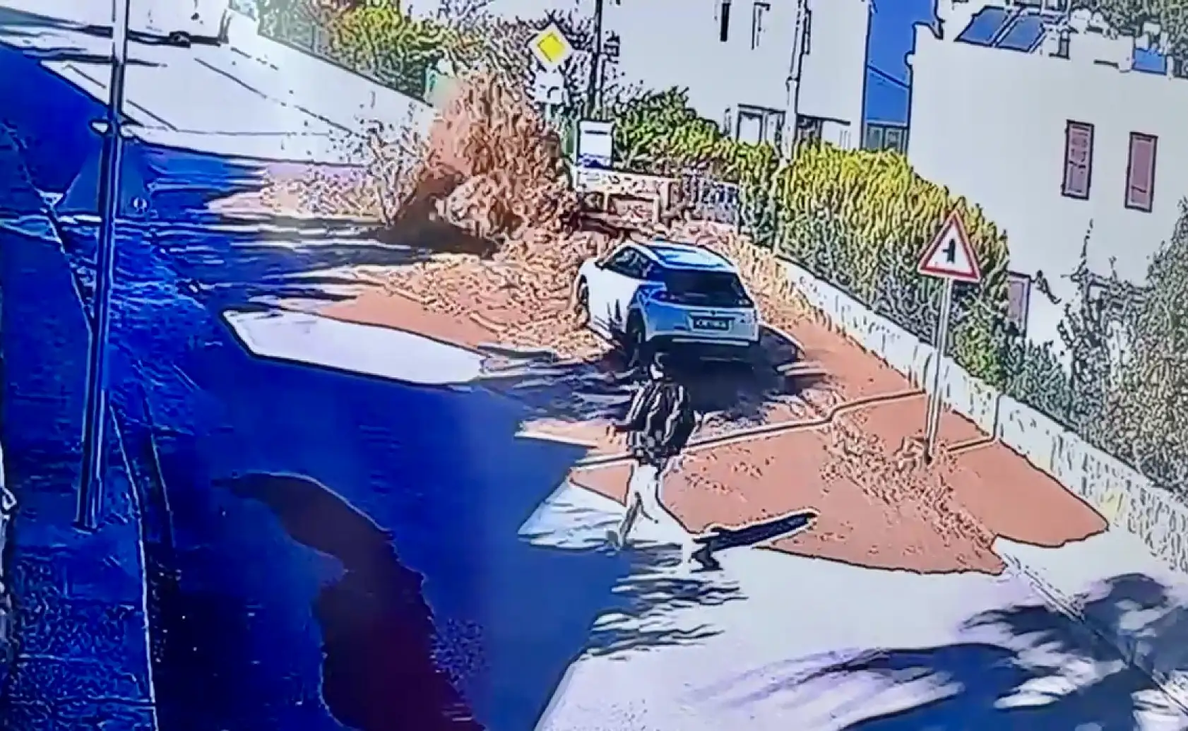 Bodrum'da ana su hattı bomba gibi patladı