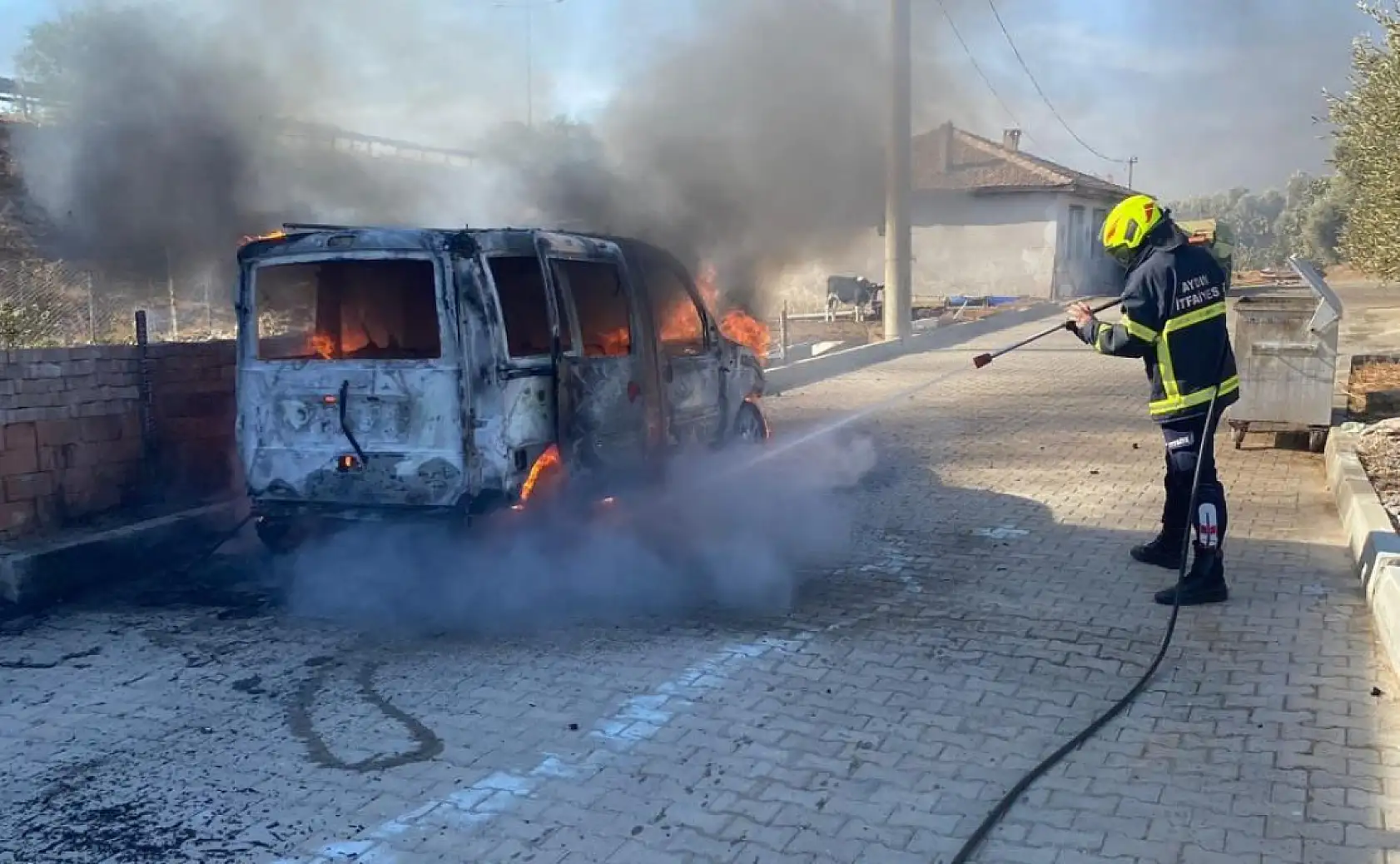 Park halindeki araç alev topuna döndü