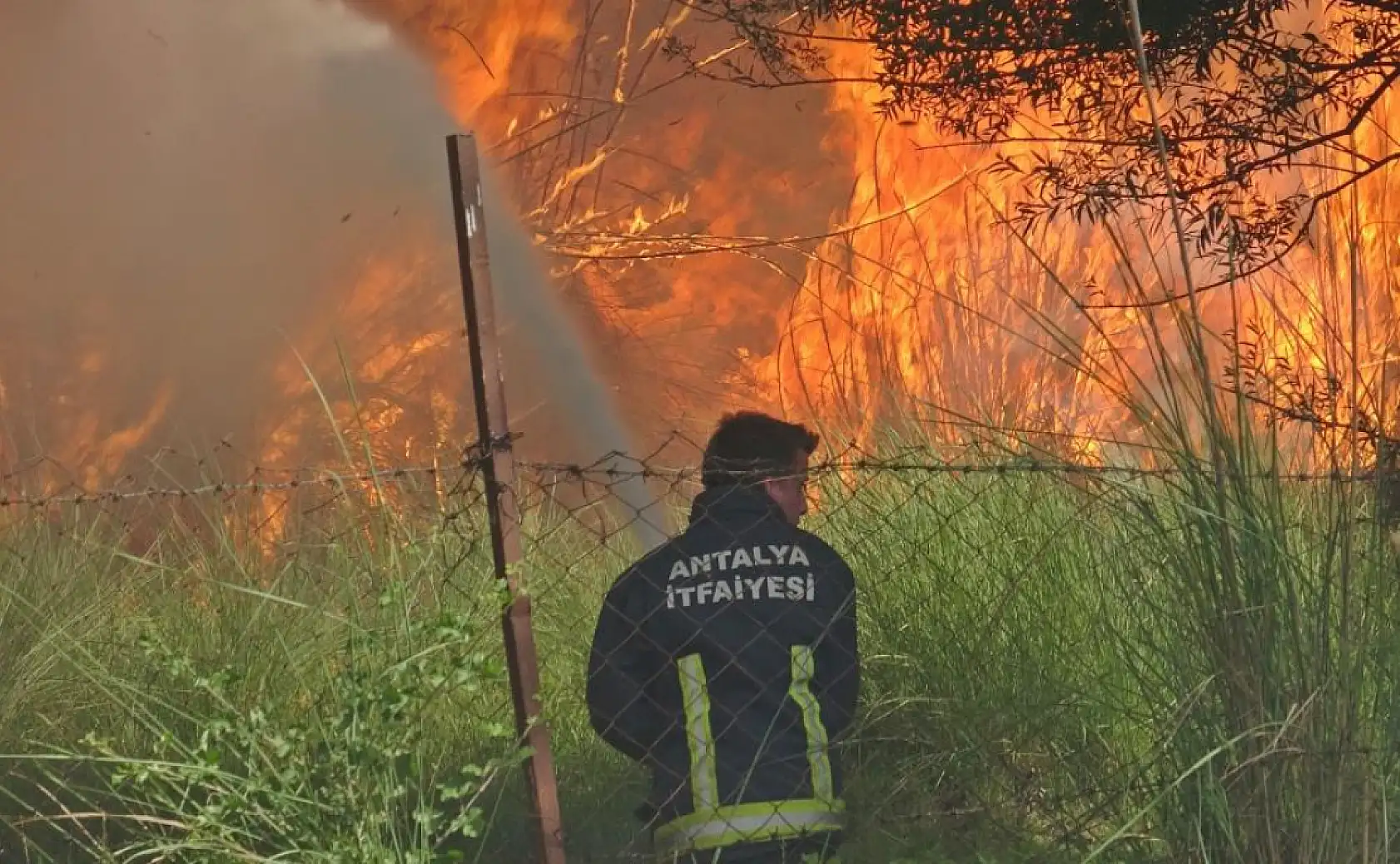 Kahraman İtfaiyeciler Alevlere Set Oldu! Bir Adım Geri Atmadılar