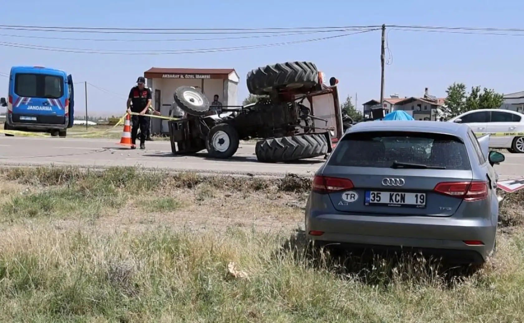 Traktör ile otomobil çarpıştı: 4 yaralı