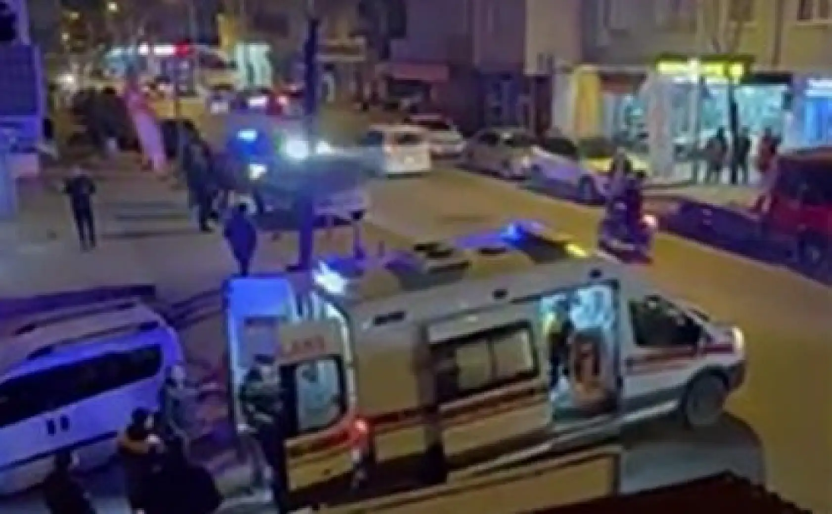 Sokak ortasında eski eşini bıçakladı