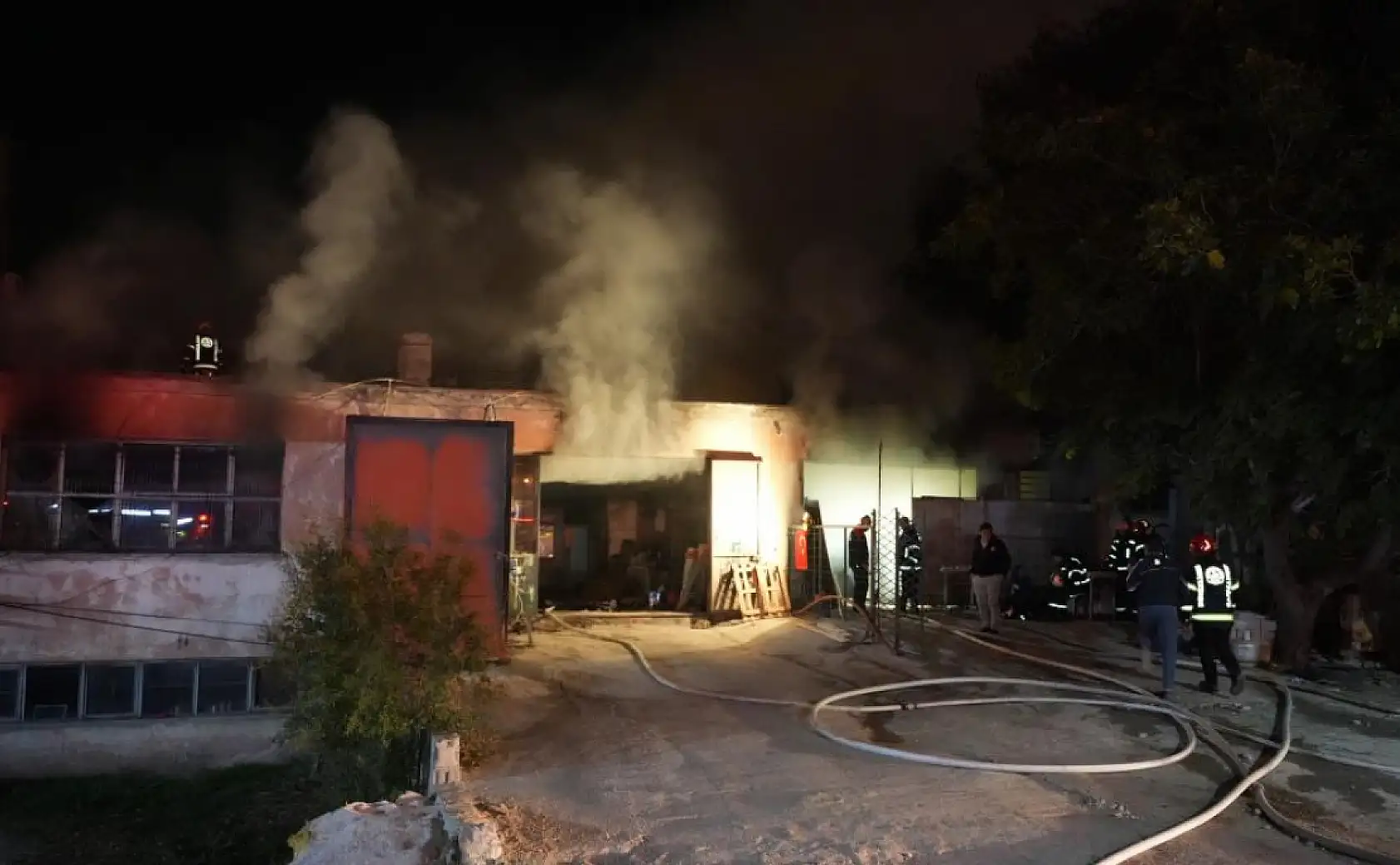 Fabrika yerleşkesinde çıkan yangında 6 işyeri zarar gördü