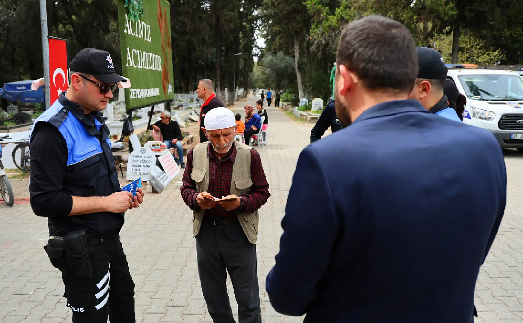 Polisten mezarlıkta 'sahte hoca' avı