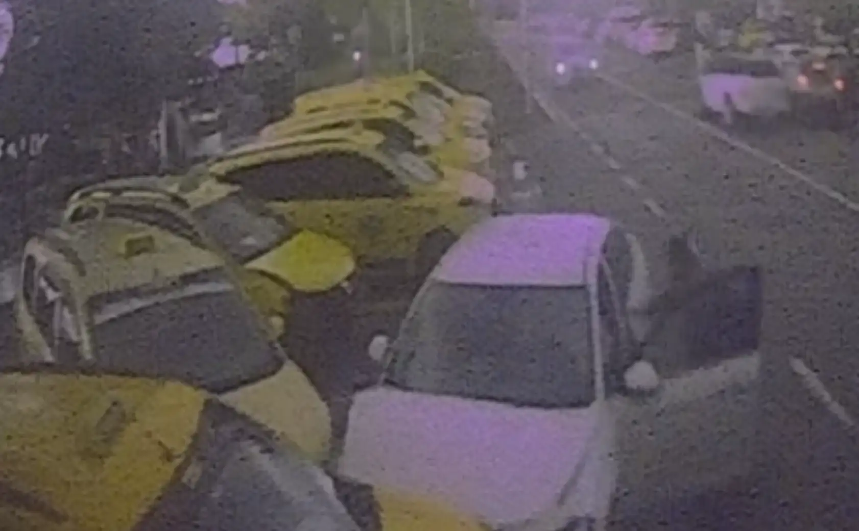 Fethiye'de otomobil sürücüsü park halindeki 3 taksiye birden çarptı!