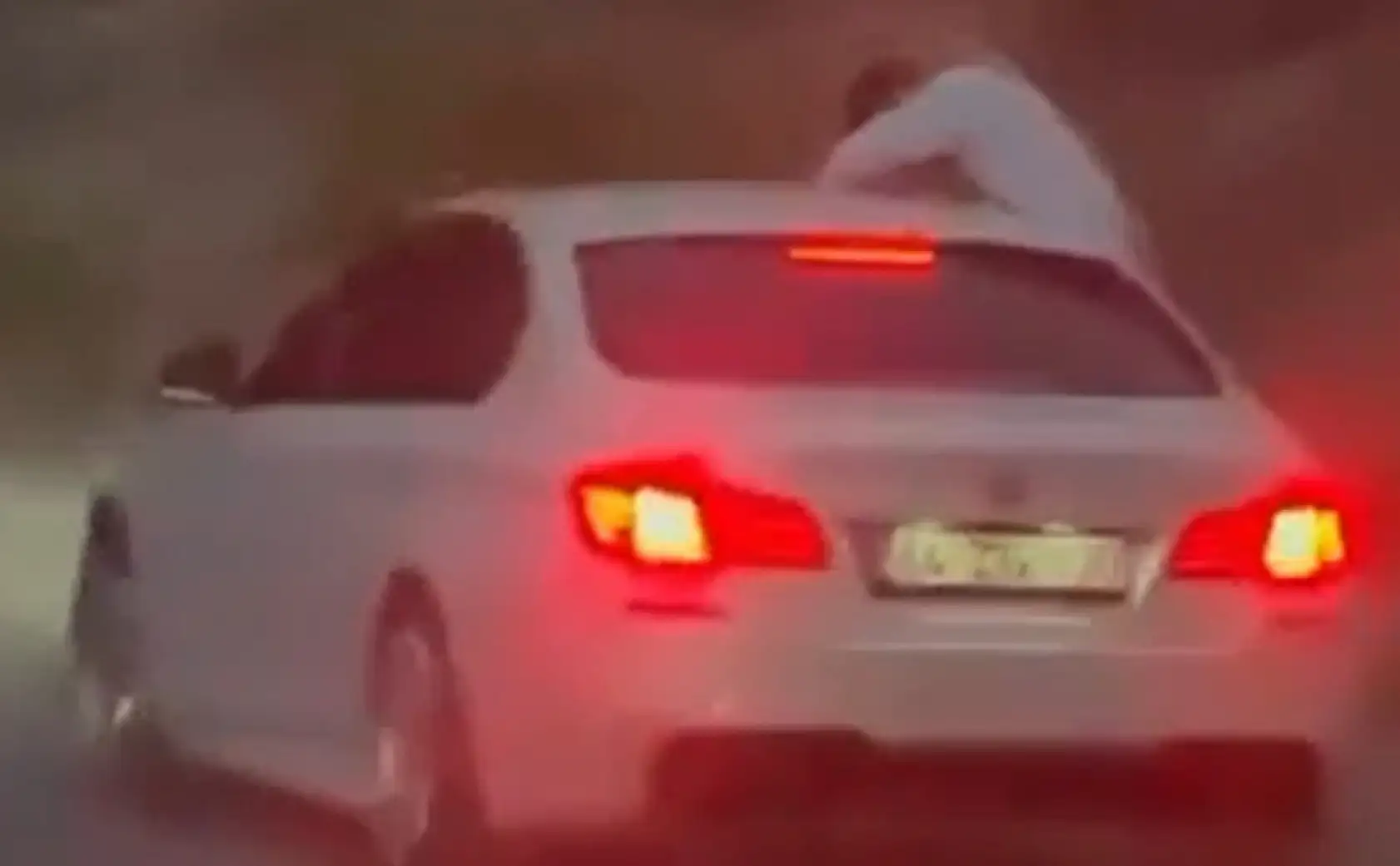 Fethiye'de trafikte camdan sarktı, sigara izmaritini yola attı