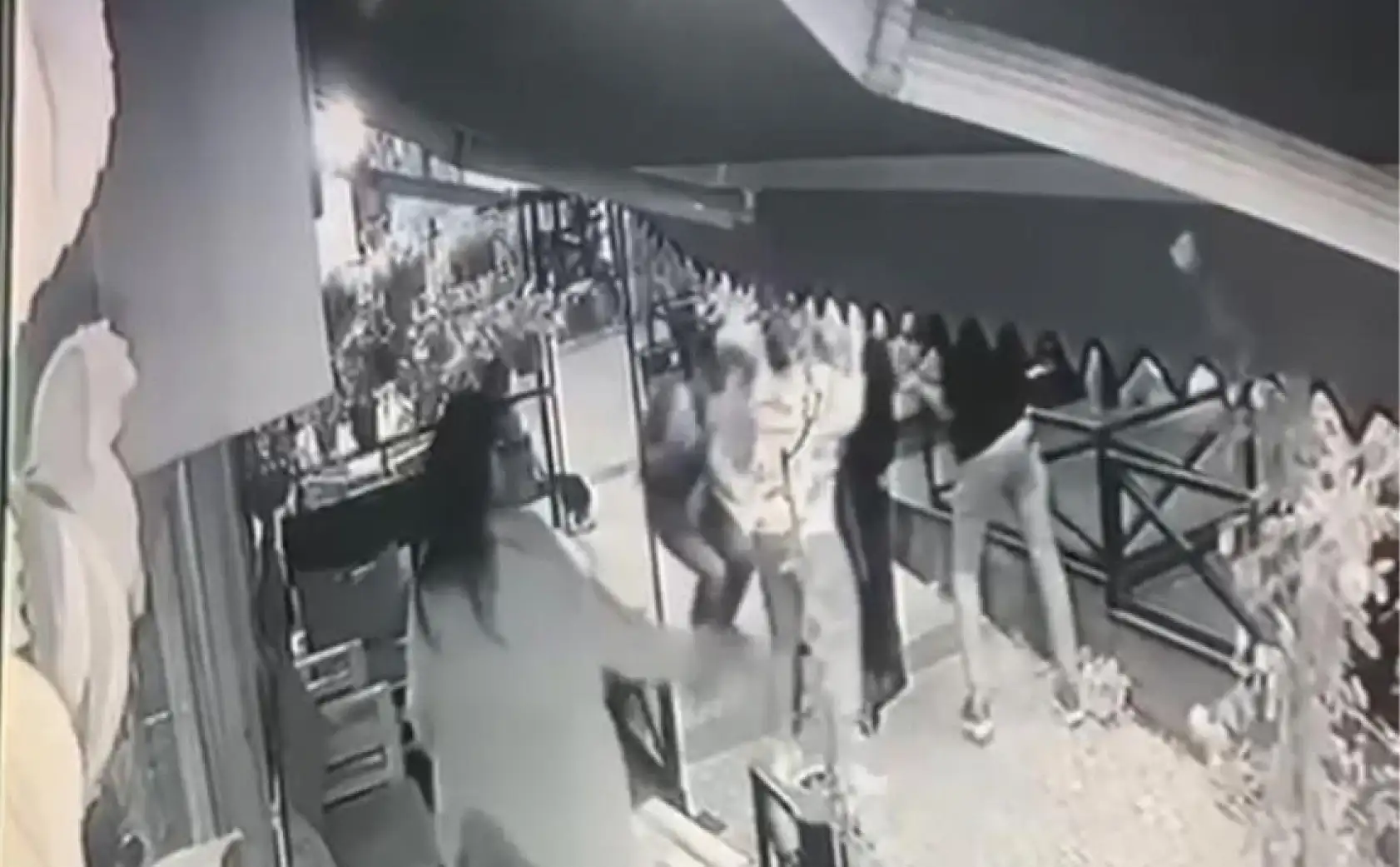 Mekana alınmayan alkollü şahıs dehşet saçtı: 4 yaralı