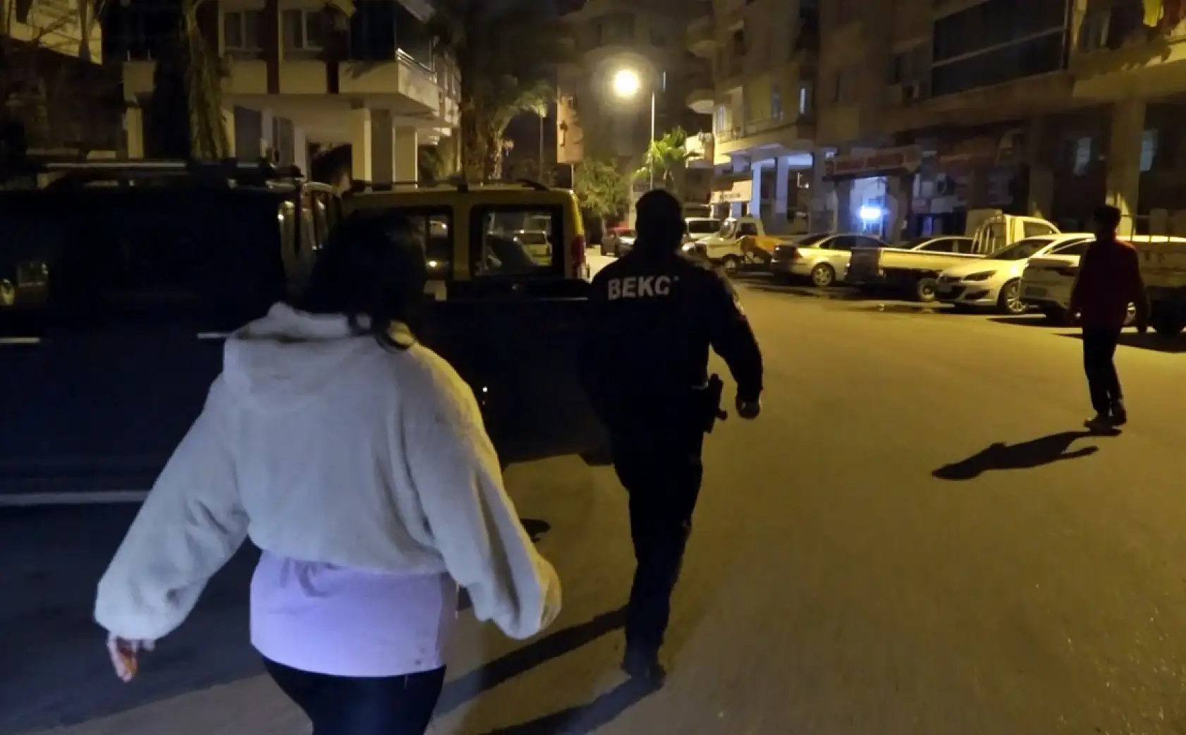 Mahallede yakmadığı yer kalmadı, bu seferki hedefi bayan kuaförü oldu