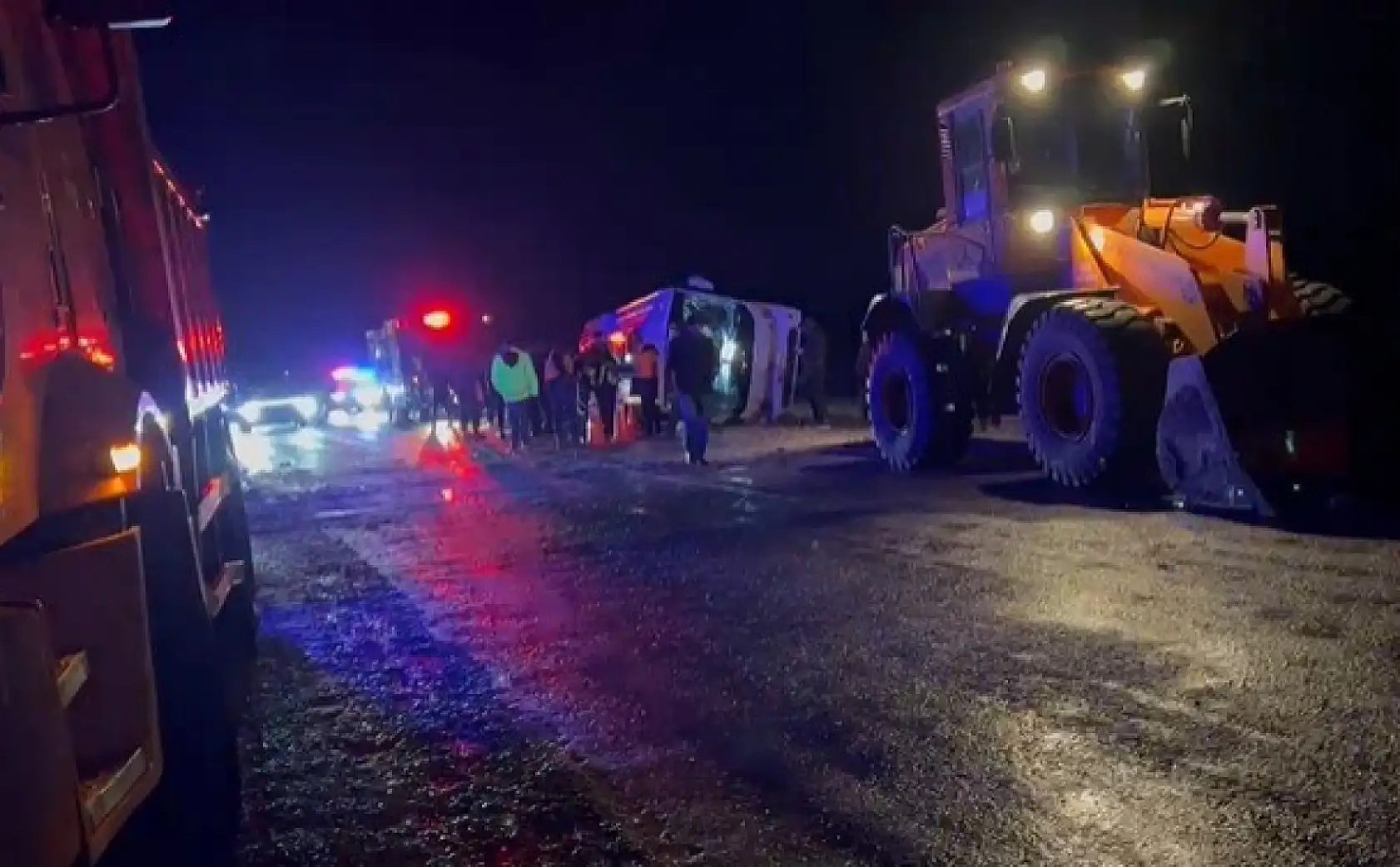 Feci kaza! Minibüs yan yattı, 1 ölü, 19 yaralı