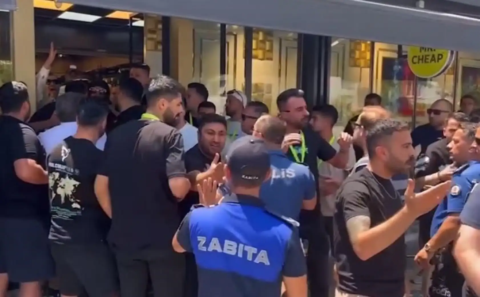 İçmeler'de yıkım gerginliği: 'Esnaf ve ekipler karşı karşıya geldi'
