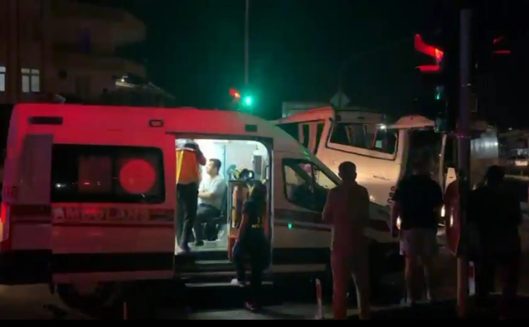 3 midibüs birbirine girdi, ortalık savaş alanına döndü: 6 yaralı