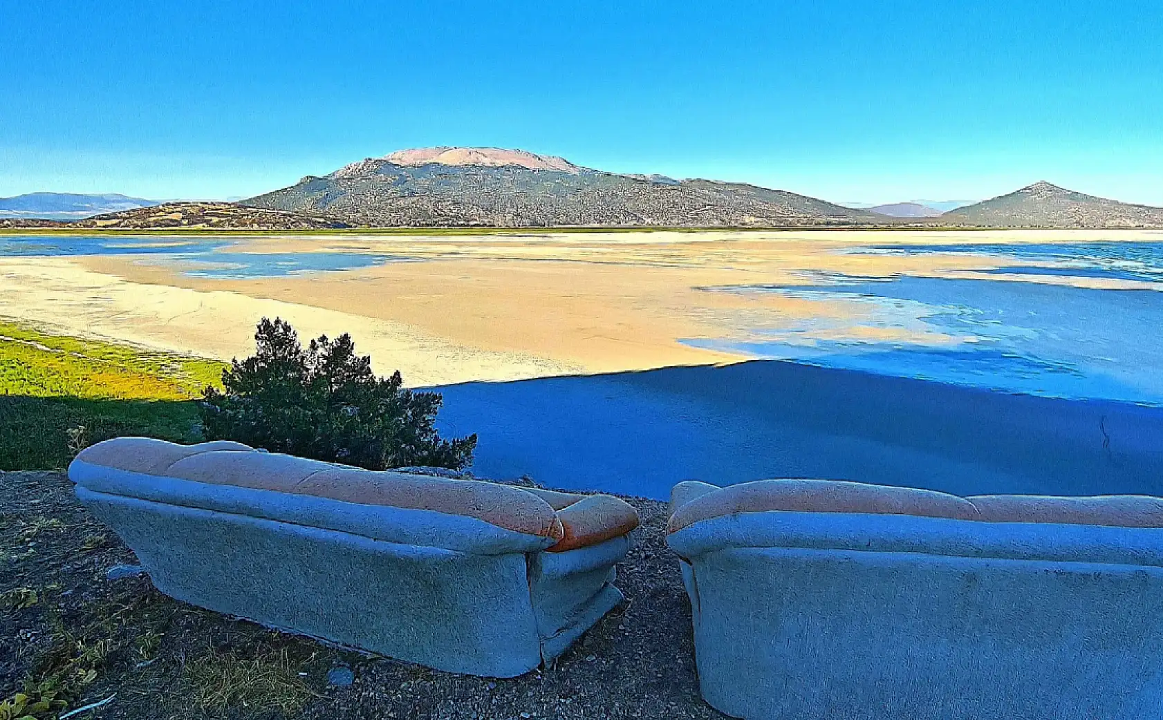 Türkiye'nin 4'üncü büyük gölü kuraklık nedeniyle ortadan ikiye bölündü