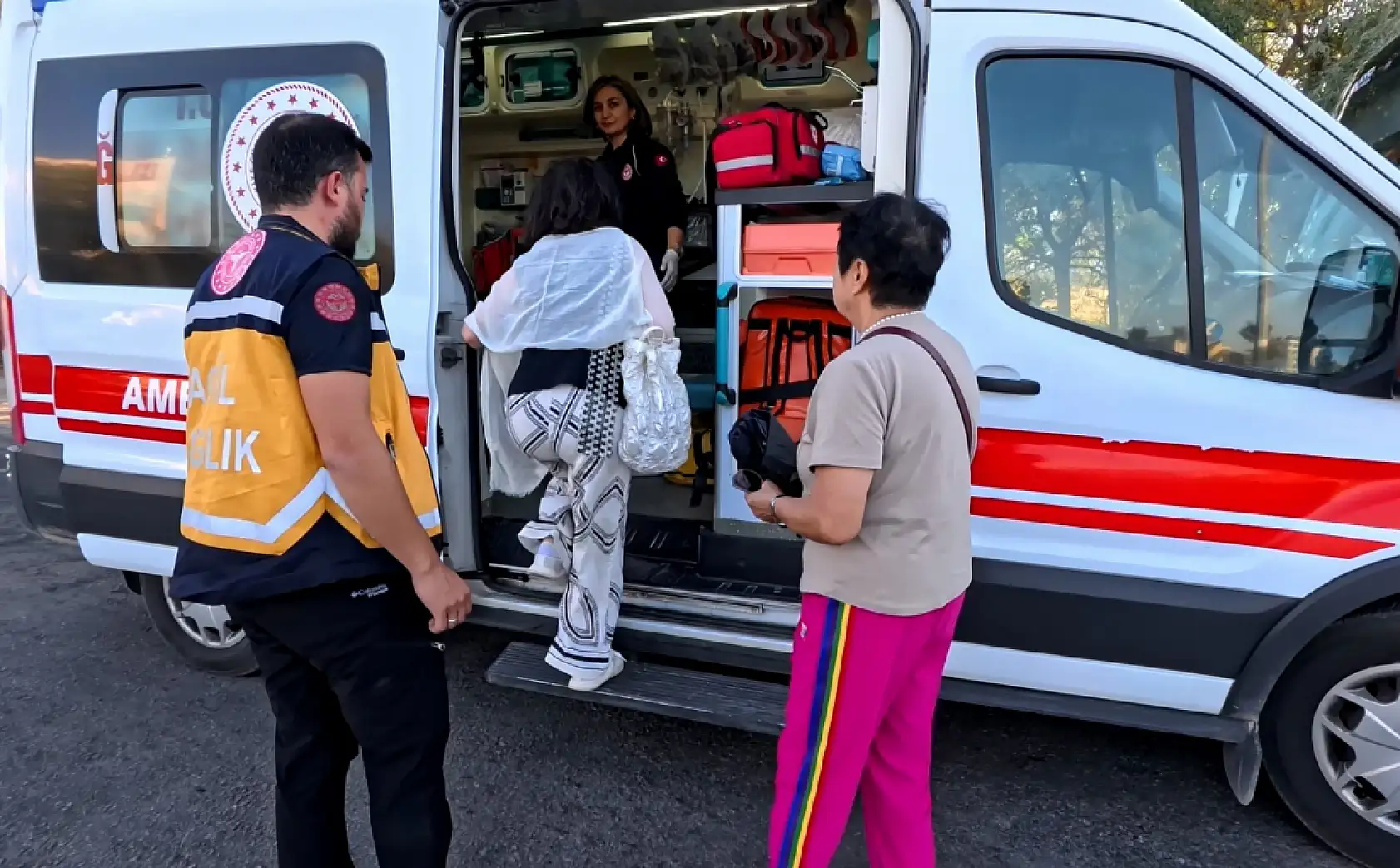 Turistleri taşıyan midibüse tır çarptı: 5 turist yaralı