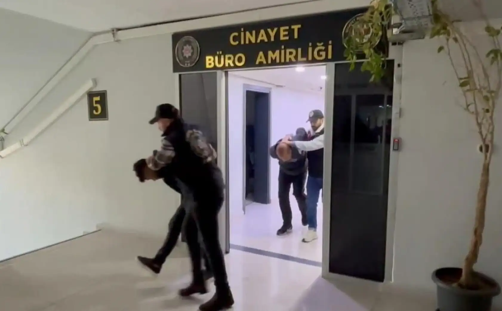 Evlenmelerine izin çıkmadı, 17 yaşındaki kız arkadaşı ve annesini tüfekle vurdu