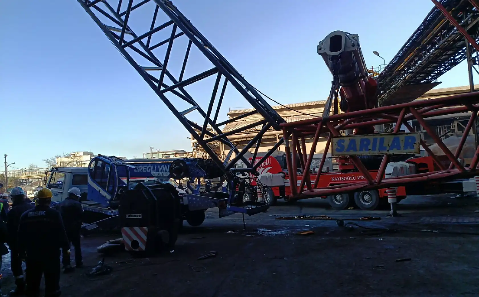 Vinç işçilerin üzerine devrildi 1 ölü, 1 yaralı