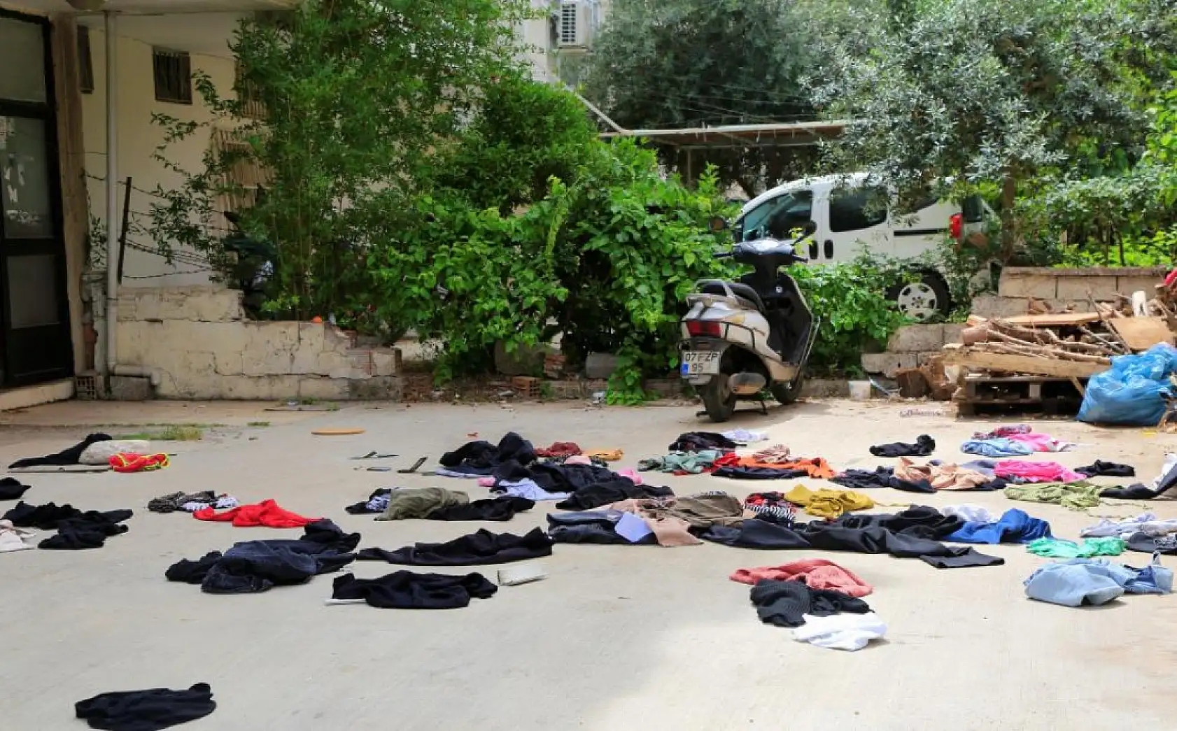 Sinir krizi geçiren genç adam, eline geçen tüm eşyaları sokağa fırlattı