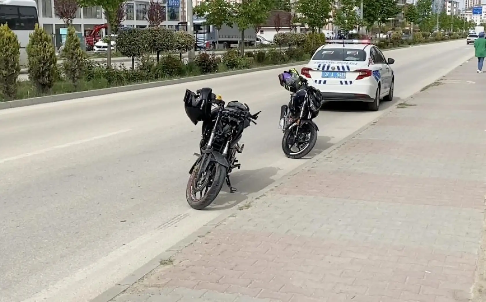 Yolun karşısına geçmek isteyen anne ve oğluna çarptı: 3 yaralı