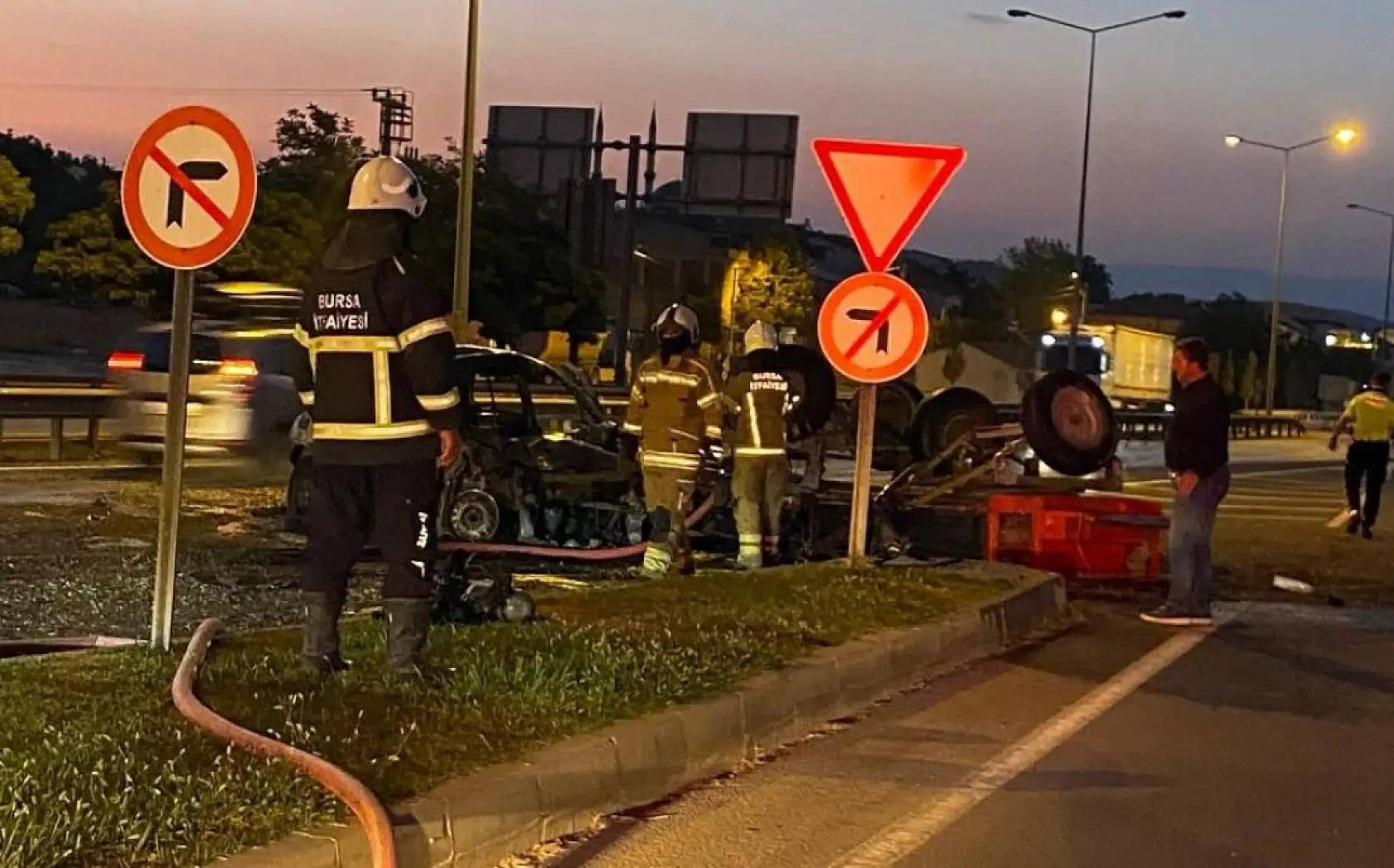 Traktöre çarpıp yanan otomobildeki anne-kız yaralandı