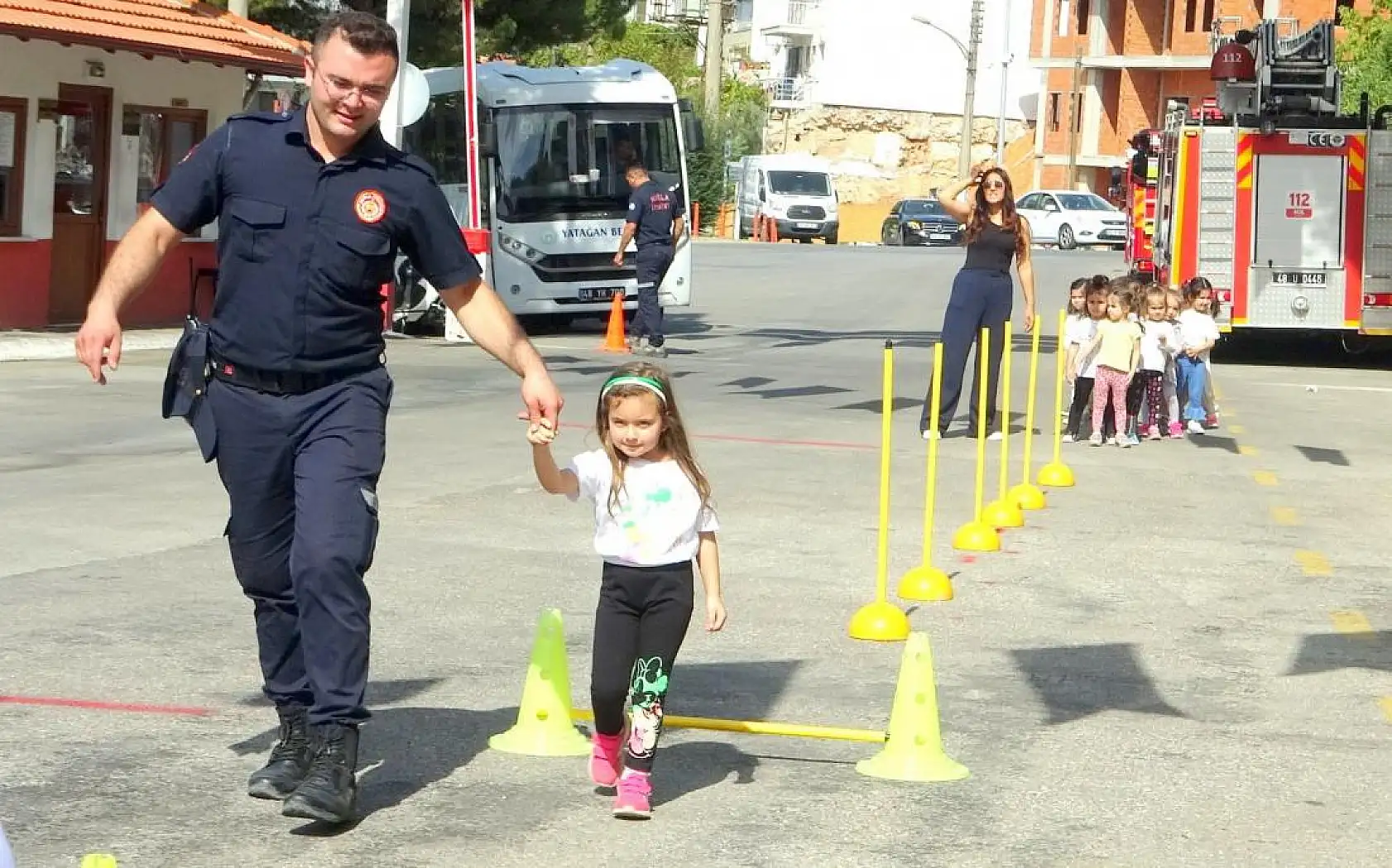 Minik itfaiyeciler parkuru başarı ile geçti