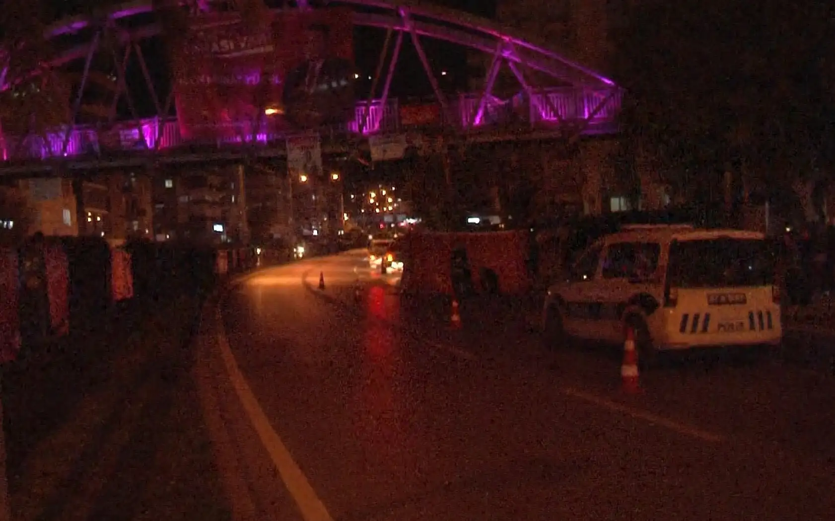 İntihar etmek için çıktığı üst geçitten düşerek öldü