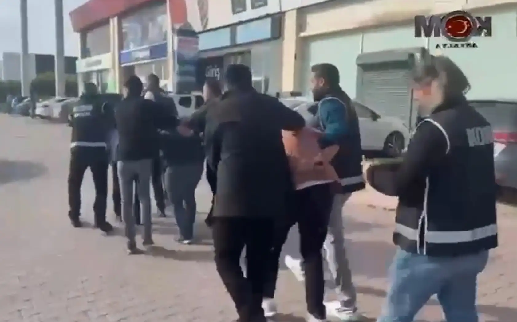 Poşetteki 2 milyon lira ile 30 metre gidebildiler, polisin operasyonuyla yakalandılar