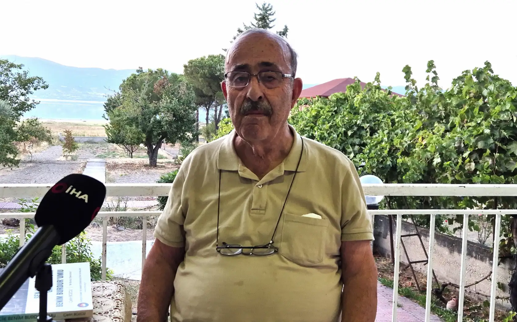 Burdur Gölü'nde balık tutmayı hayal ederken kuruyan gölde otlayan keçileri izliyor