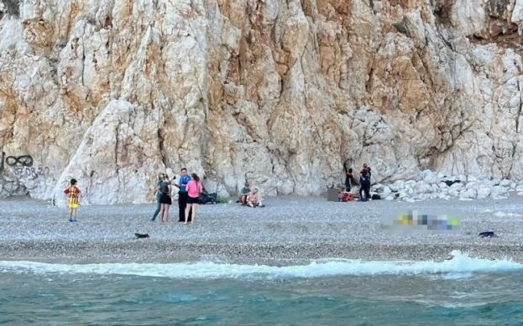 Kayalıklara tırmanan Alman turist metrelerce yükseklikten düşerek hayatını kaybetti