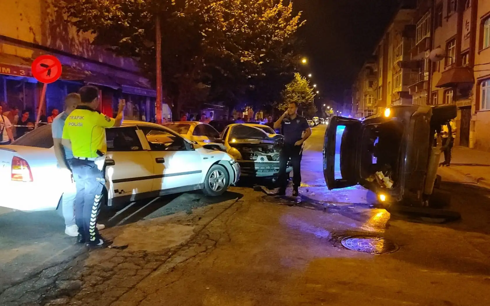 Zincirleme kaza: 3 araç birbirine girdi, ortalık savaş alanına döndü