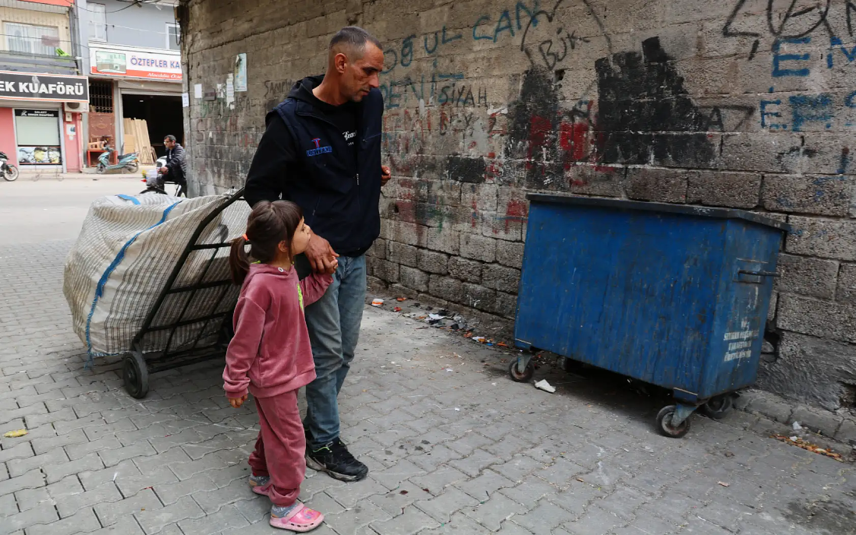 Henüz 6 yaşında babasının görmeyen gözleri oldu