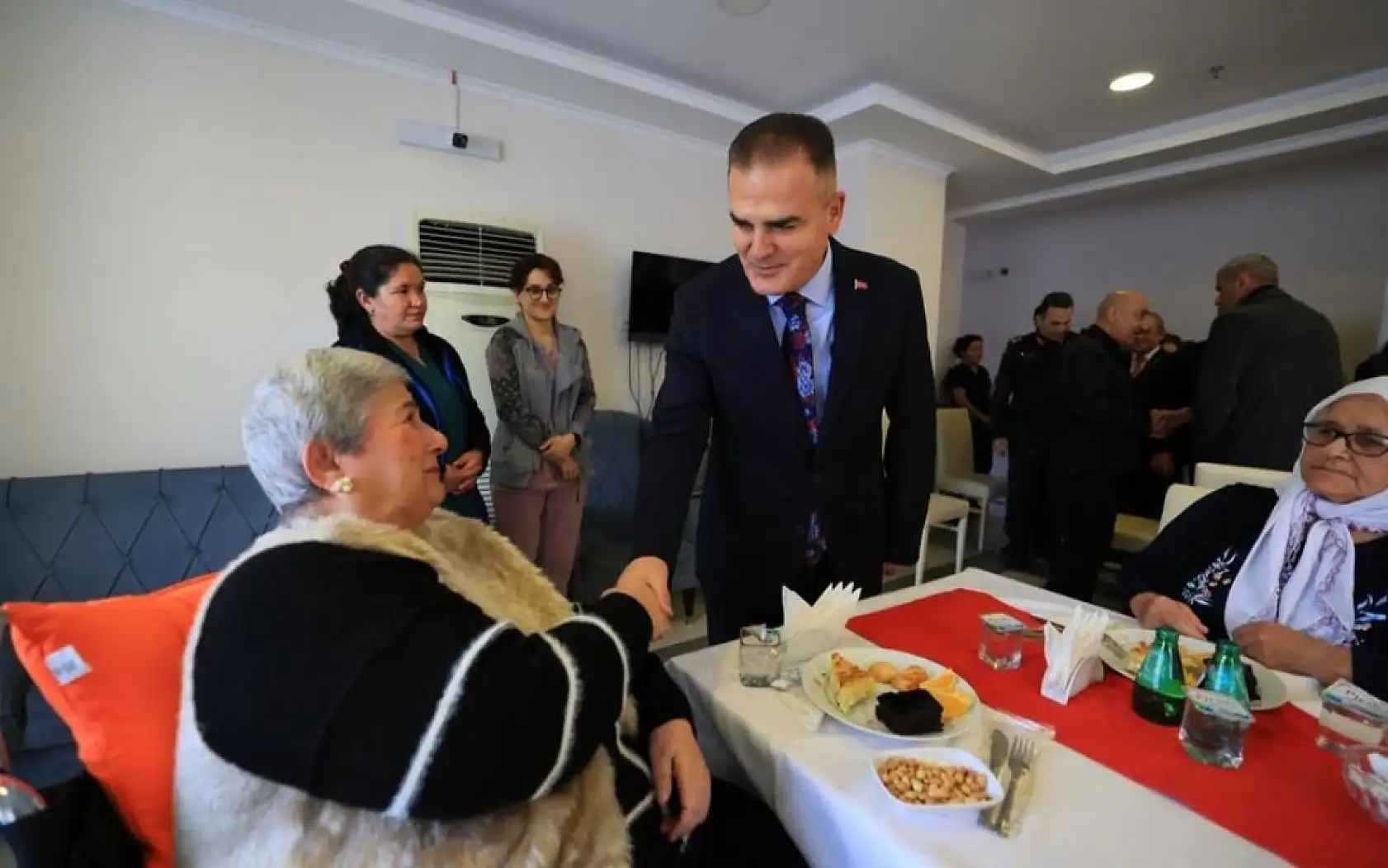 Vali Akbıyık yeni yılı hasta, yaşlı ve görev yapanları ziyaretler ile girdi