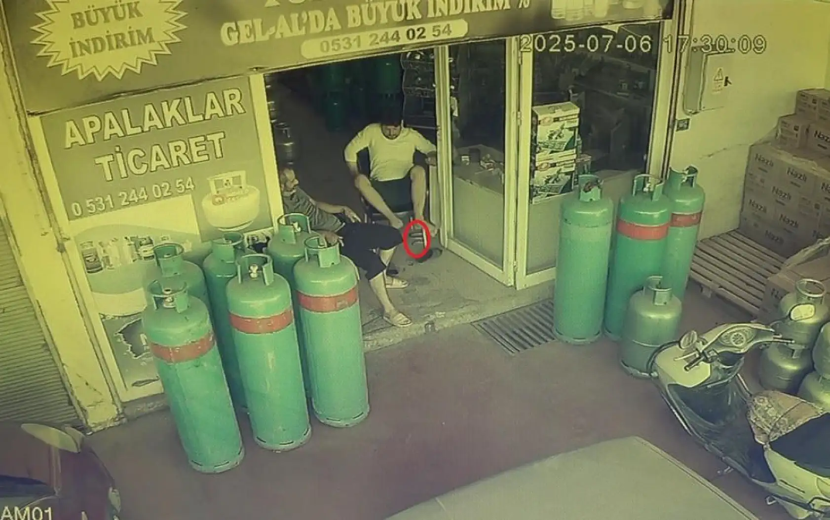 Dükkana giren yılan, esnafı sokağa fırlattı