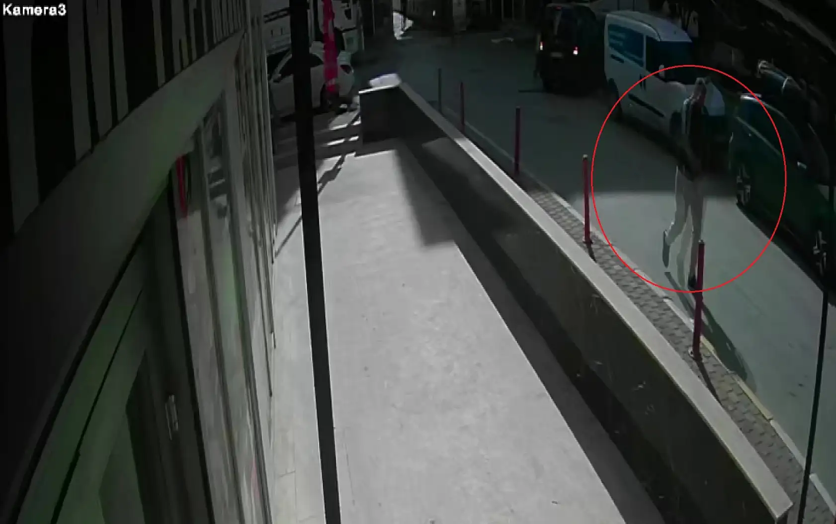 Yoldan geçenlere dehşeti yaşatıp 1 kişiyi bıçaklamıştı, adım adım izi sürülerek yakalandı