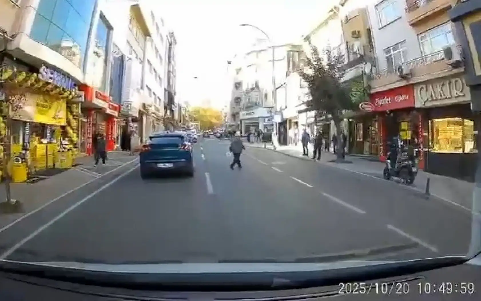 Makas dehşeti: Yaşlı vatandaş kıl payı kurtuldu