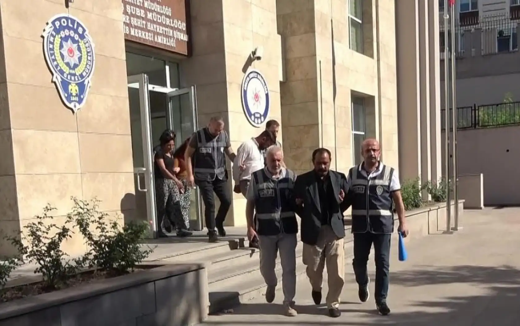 Çaldıkları paralar pamuk dolu yastıktan çıkan pişkin hırsız gazeteciye böyle cevap verdi: 'Belki seni de soyarız'