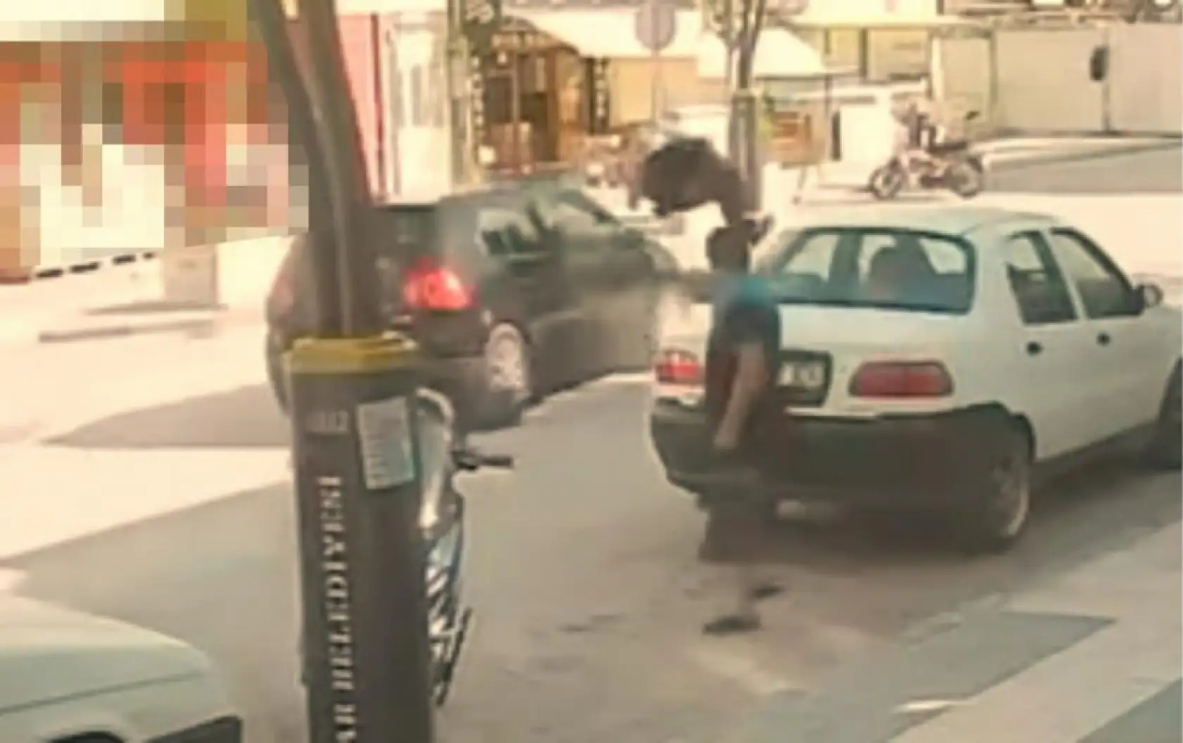 Otomobilin çarptığı genç metrelerce havaya savruldu