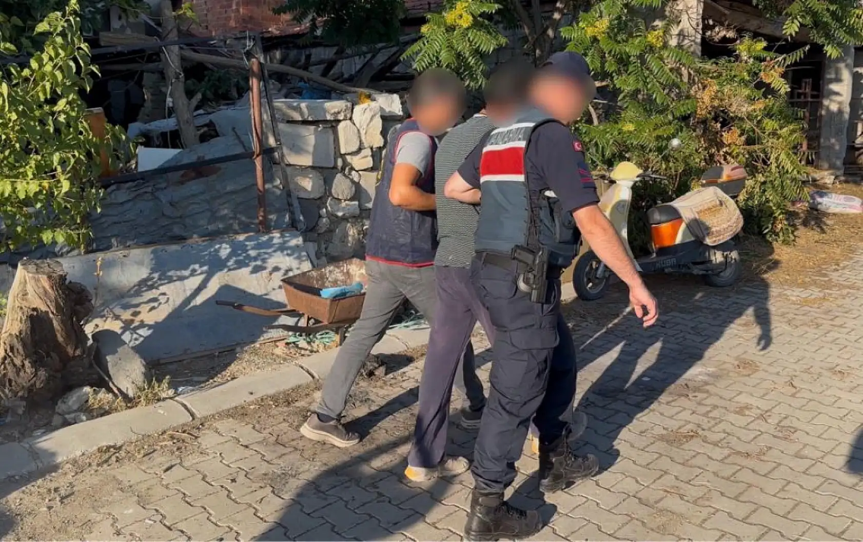 İçkisine karışan babaannesini başına tüple vurarak öldürdü