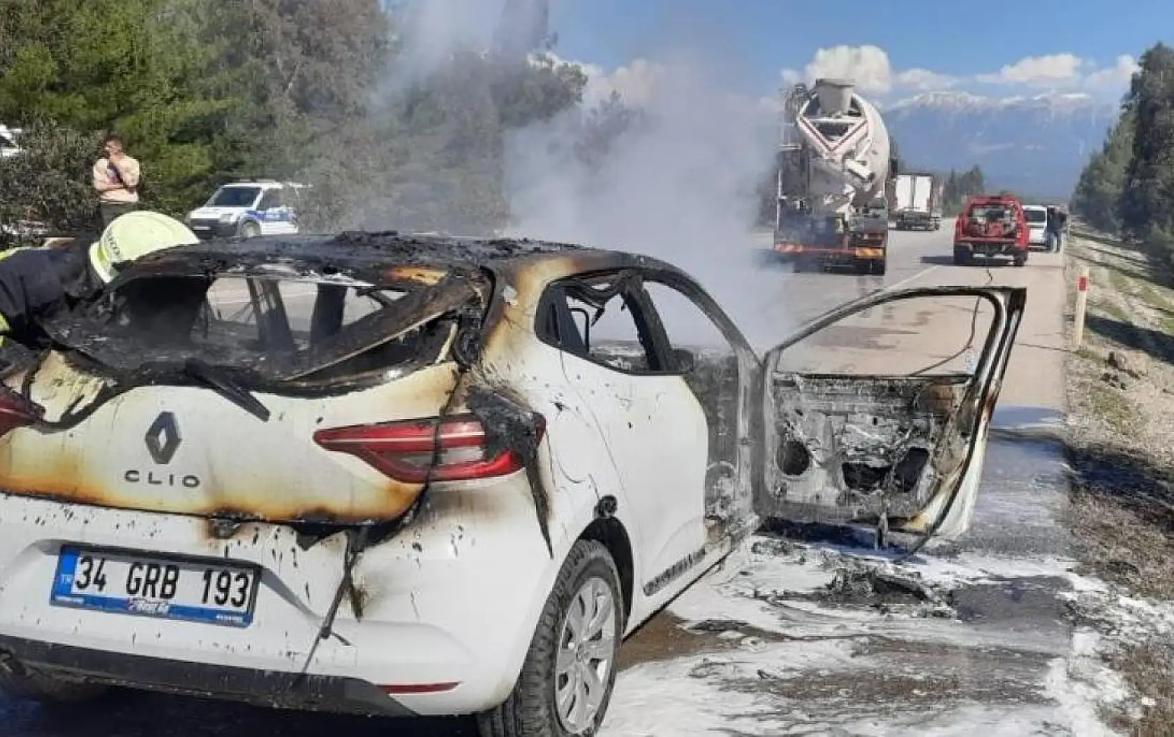 Seydikemer'de araç alev alev yandı!