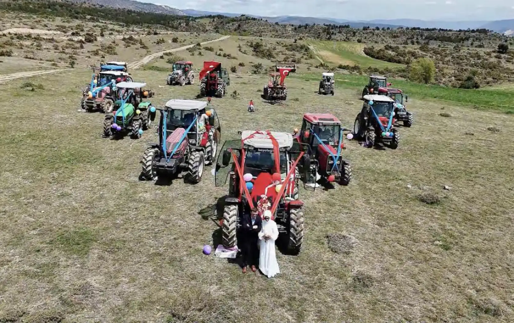 Gelin arabası yok, traktör var! O anlar sosyal medyayı salladı