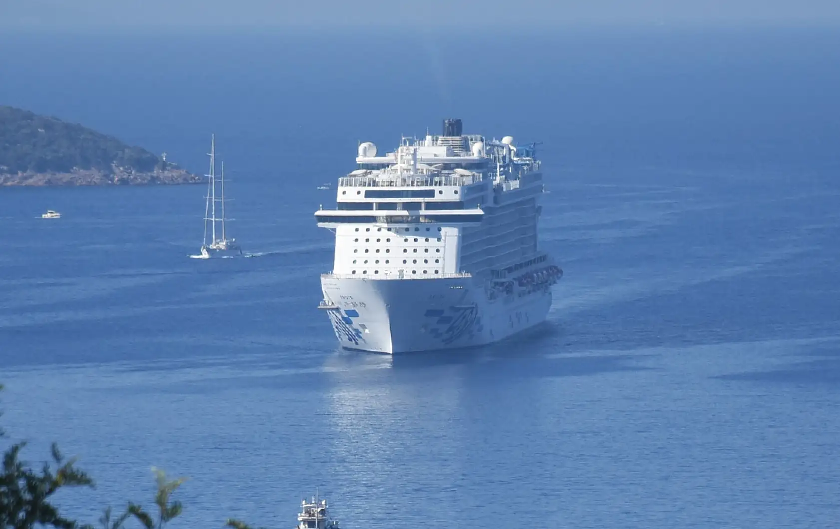 'Aroya' kruvaziyeri 1750 yolcusuyla Bodrum'a geldi