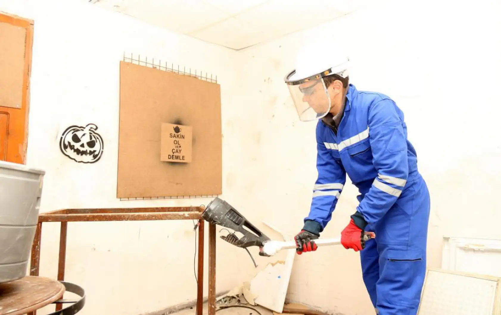 'Stres evi'ne girenler eşyaları kırıp rahatlıyor