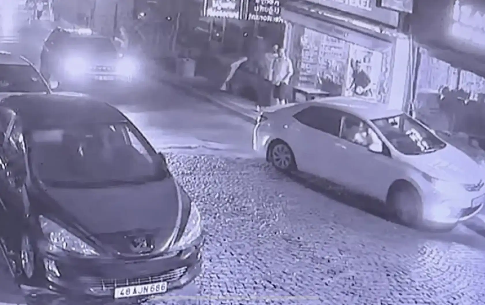 Bodrum'da alkollü sürücü ortalığı birbirine kattı: iş yerlerine ve araçlara çarptı