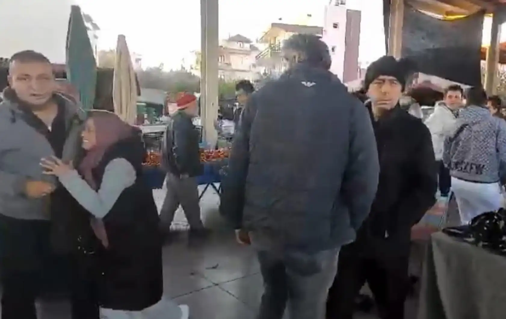 Pazar yerinde çantasındaki 18 bin 500 lirası çalınan kadın sinir krizi geçirdi