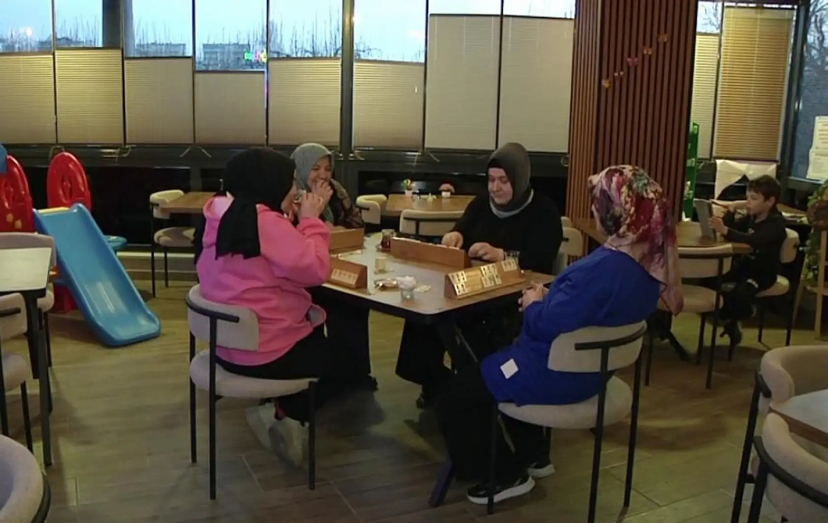 Kadınlar burada hem oyun oynuyor hem örgü örüyor