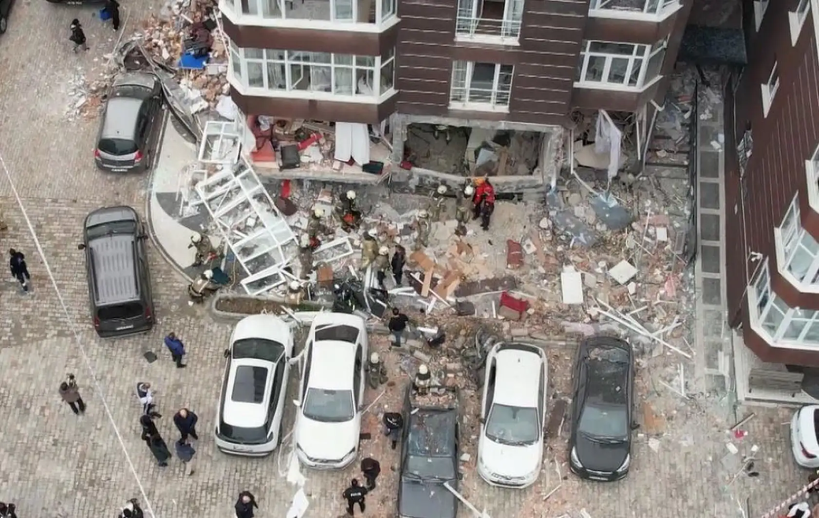 14 katlı binada patlama meydana geldi