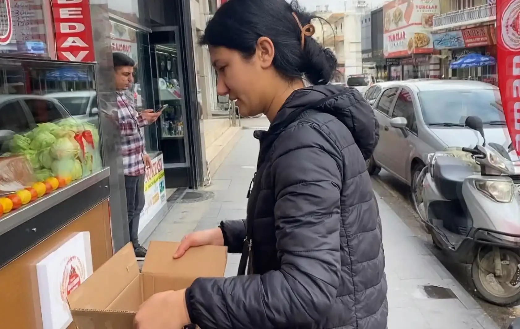 Sahiplendiği yavru köpeğin fazla yaşamayacağını duyunca gözyaşlarına boğuldu