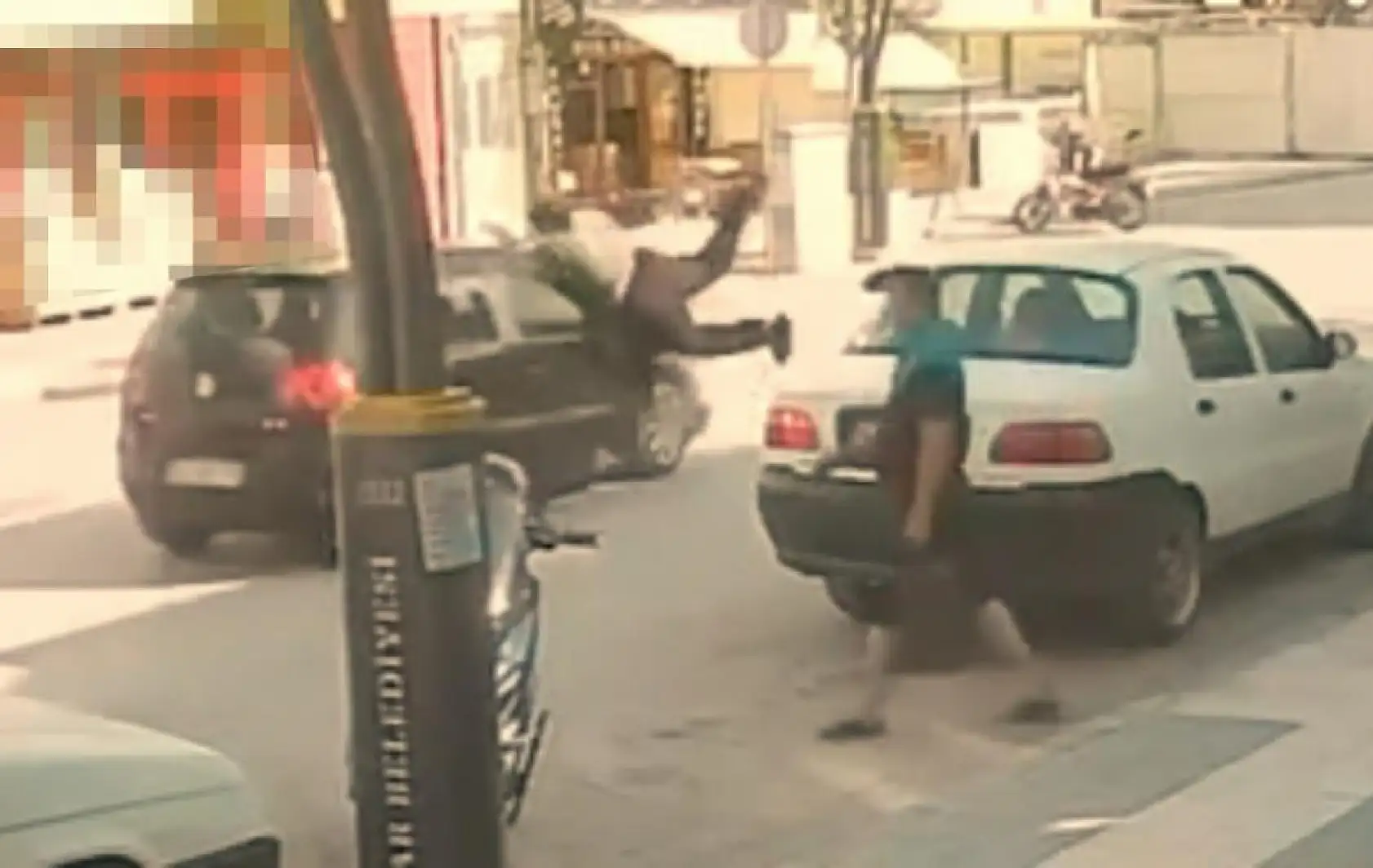 Otomobilin çarptığı genç metrelerce havaya savruldu